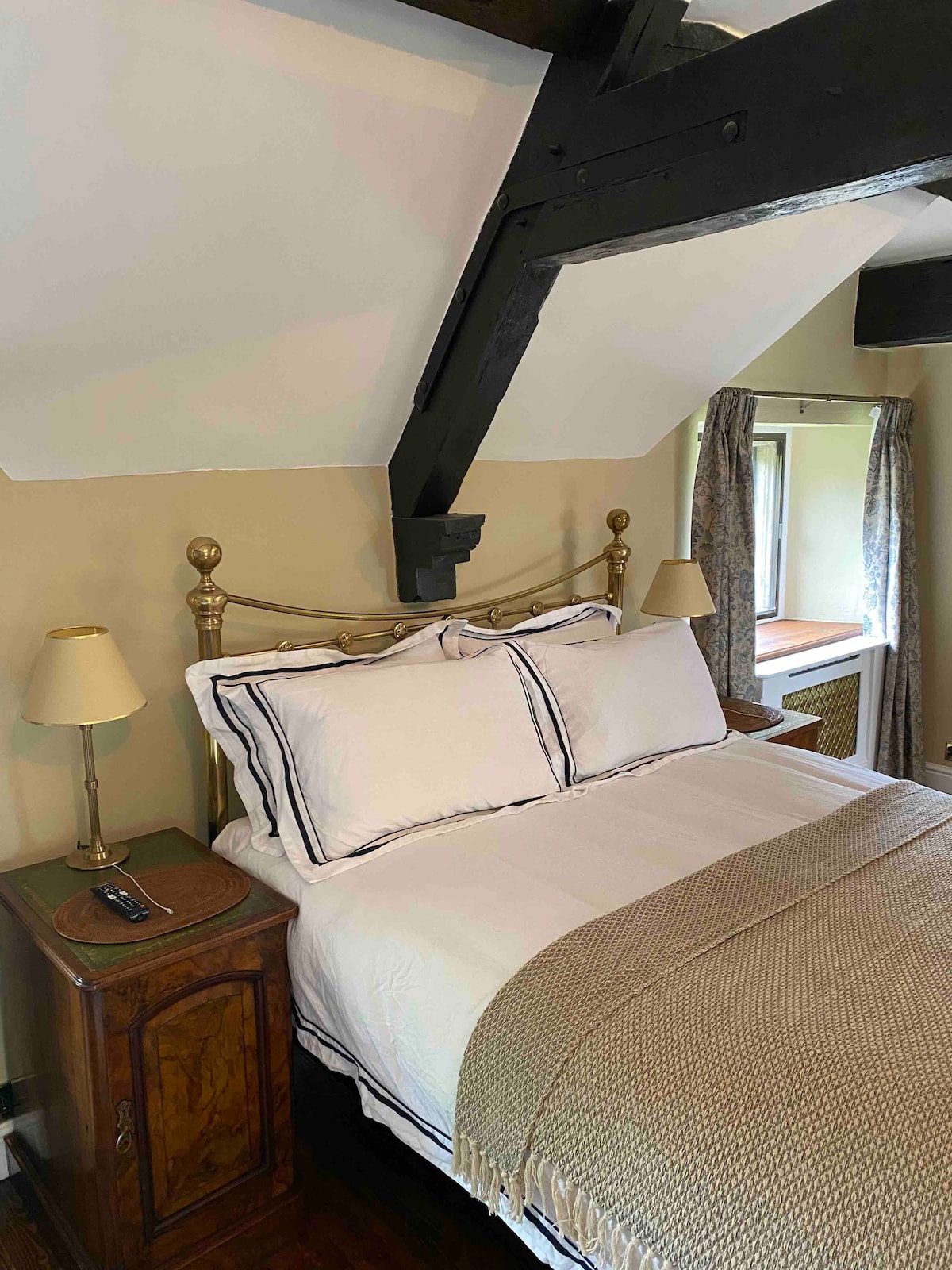 En-Suite Bedroom (Cream) in Cotswolds Manor House
