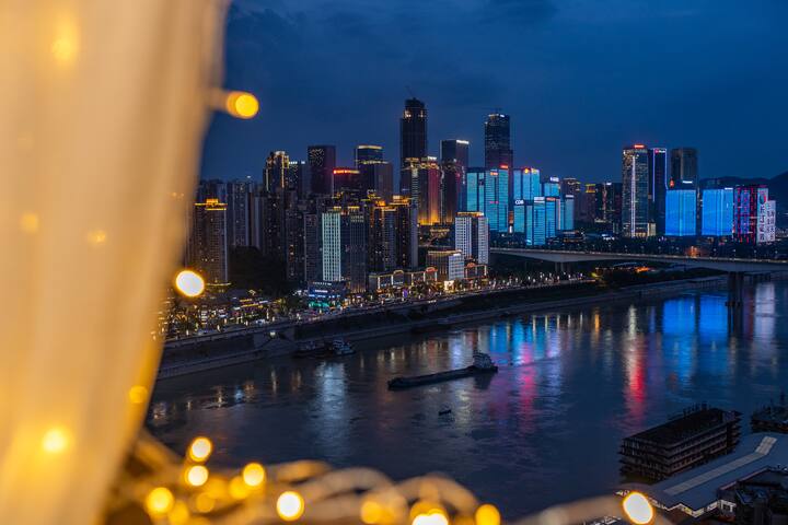 解放碑附近180度落地窗无敌江景影院房,卧室直面江景夜景,超五星配置