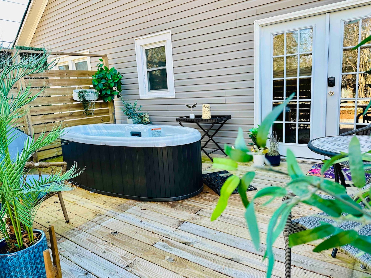 Private Hot Tub, 2 mi to Downtown, Deck, King Bed