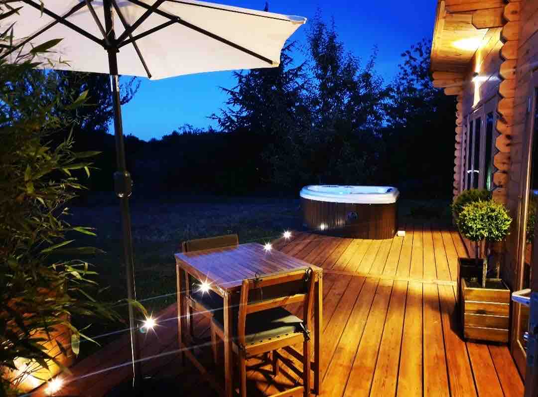 Chalet avec jacuzzi et massage à la campagne