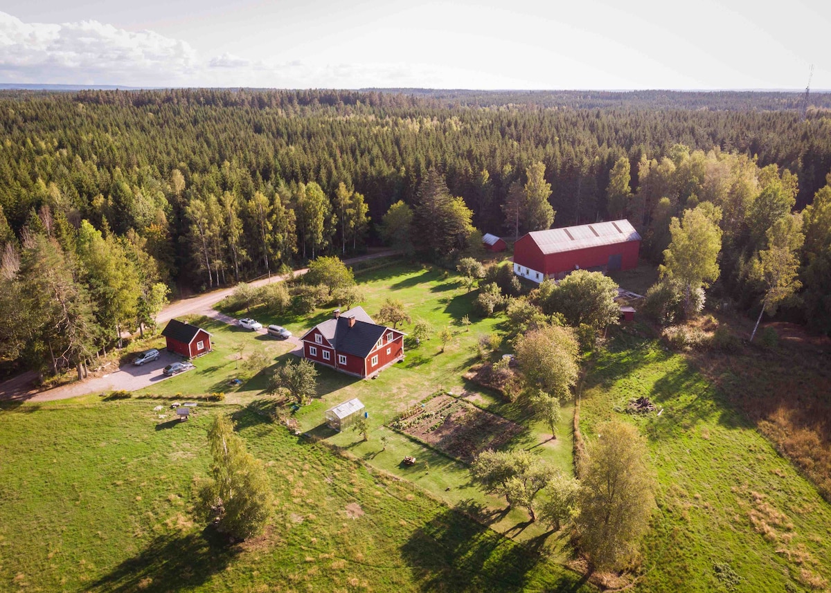 Lägenhet på gård i lantlig miljö.