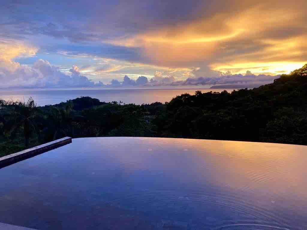 Luxury Jungle Paradise  + Pool + Fast Wi-Fi + Surf