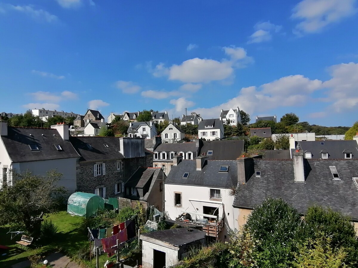 Ch / Grande chambre, vue dégagée, Morlaix centre