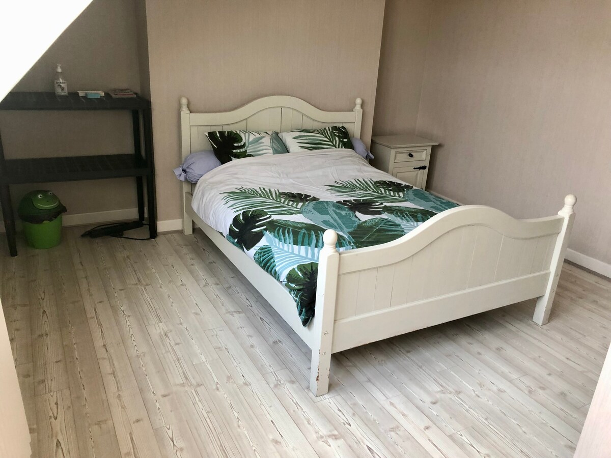卧室B -舒适、安静、明亮、储物柜