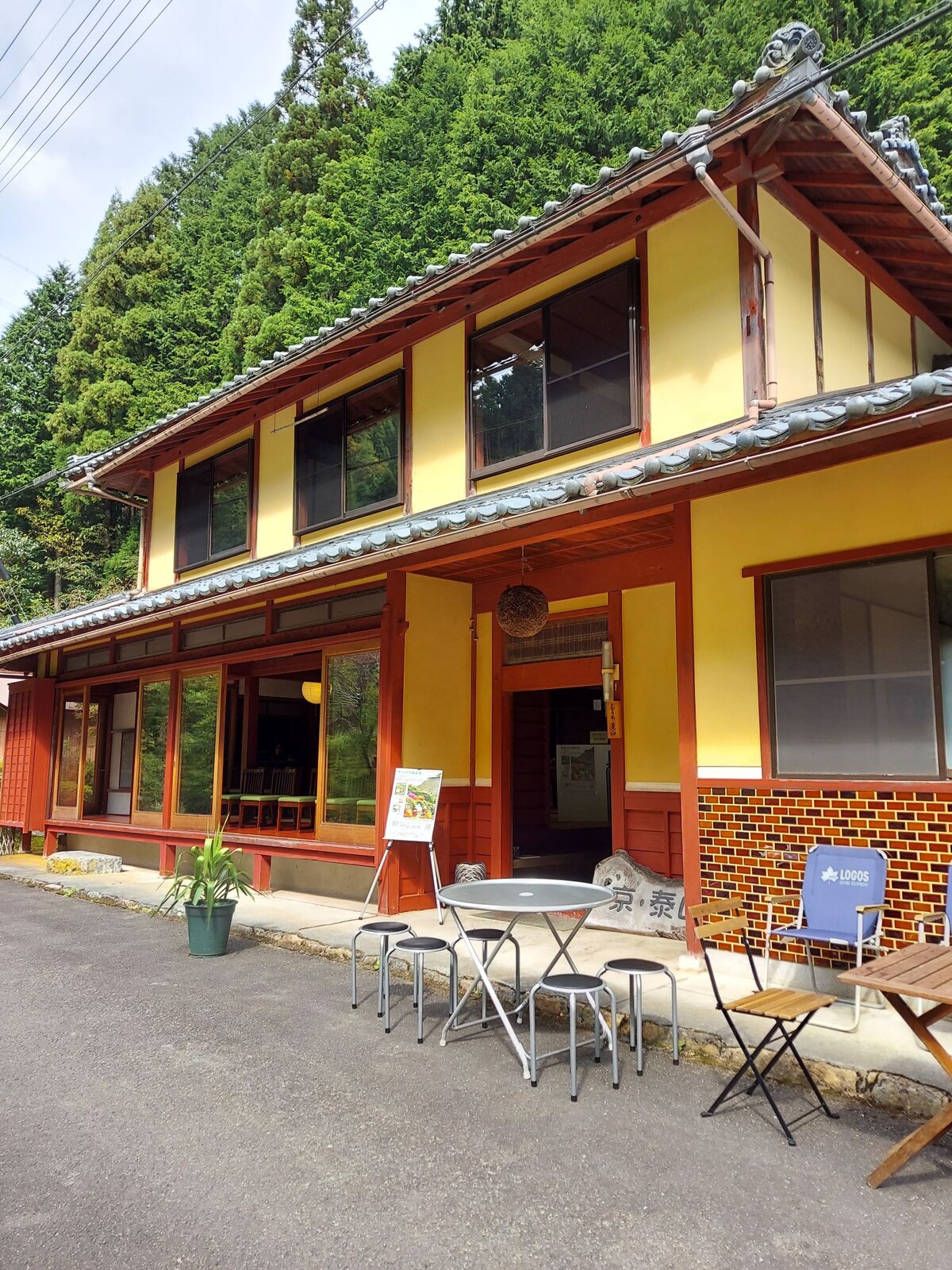 距离歌舞伎之里25分钟车程。这是一个田园诗般的山间住宅，小区里点缀着茅草。季节性