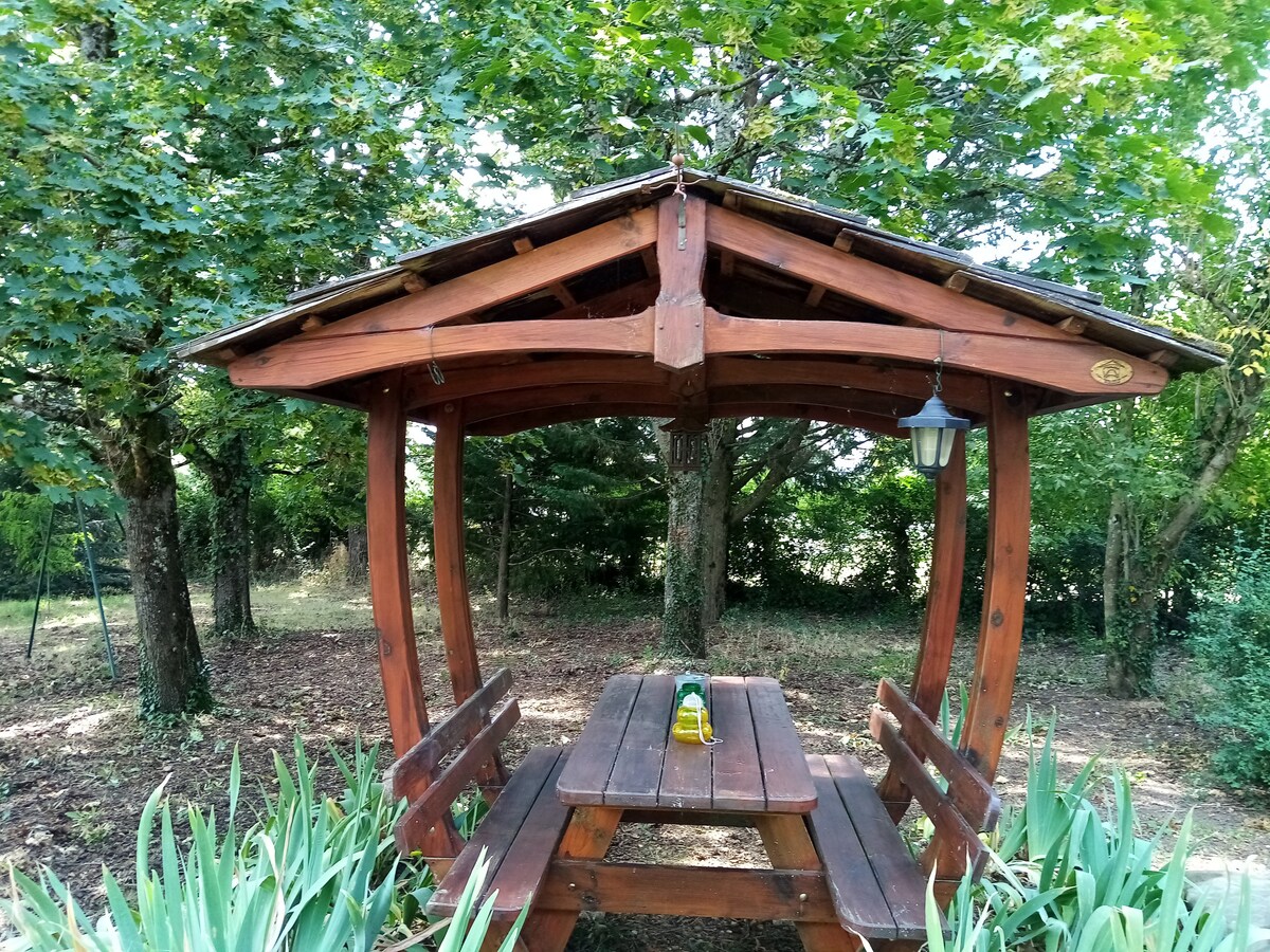 Nice little chalet, country side in Berry