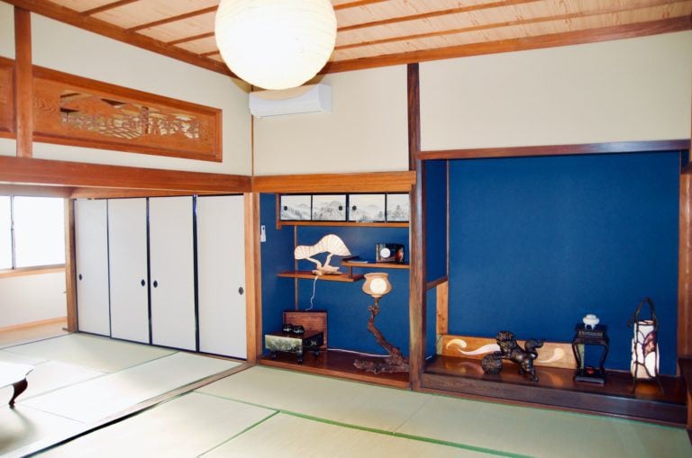 带日本传统纸灯的客房