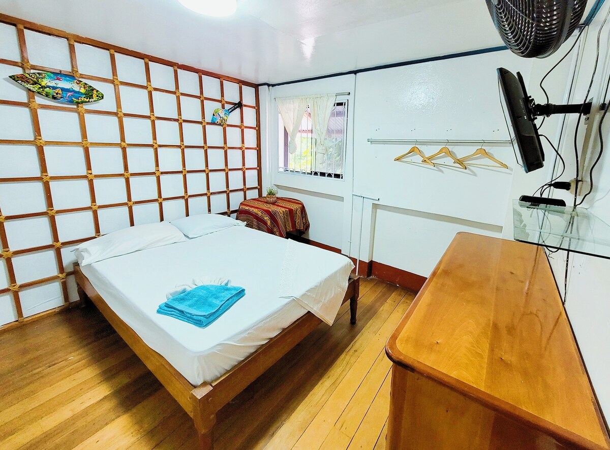 Marujita Home 1 -带木头细节的新鲜卧室。