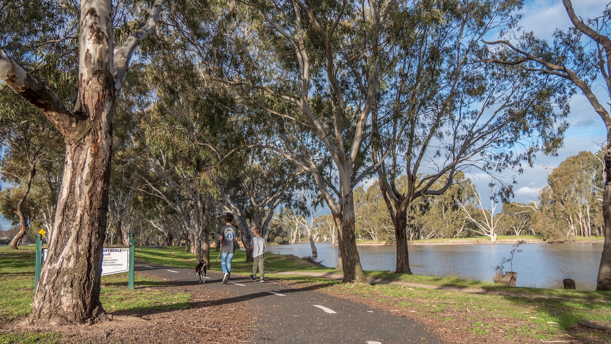 Bungalow near river and walking tracks