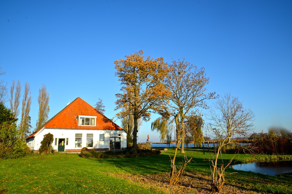 Unieke woonboerderij aan water