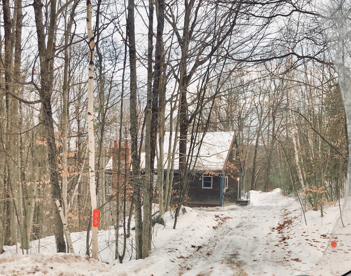 Woodsy Lakes Region Cabin - The Tick Tock House