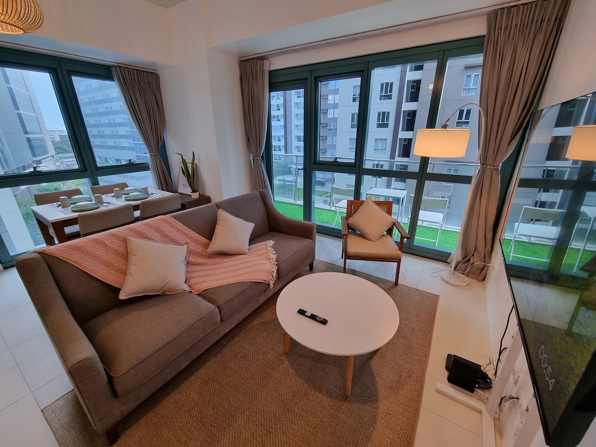 Bright & Cozy 2BR Suite in Central BGC w/ Balcony