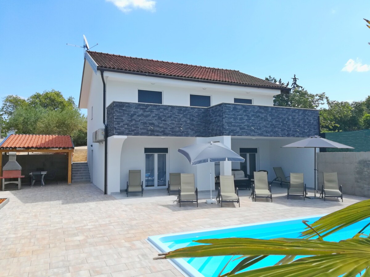 Villa Mira with pool near the beach for 10 persons
