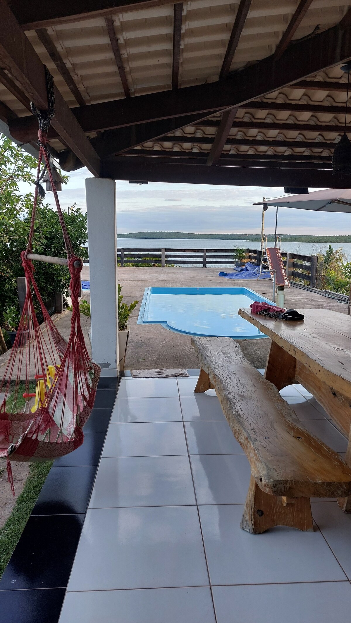 Casa com piscina aquecida com vista para represa.