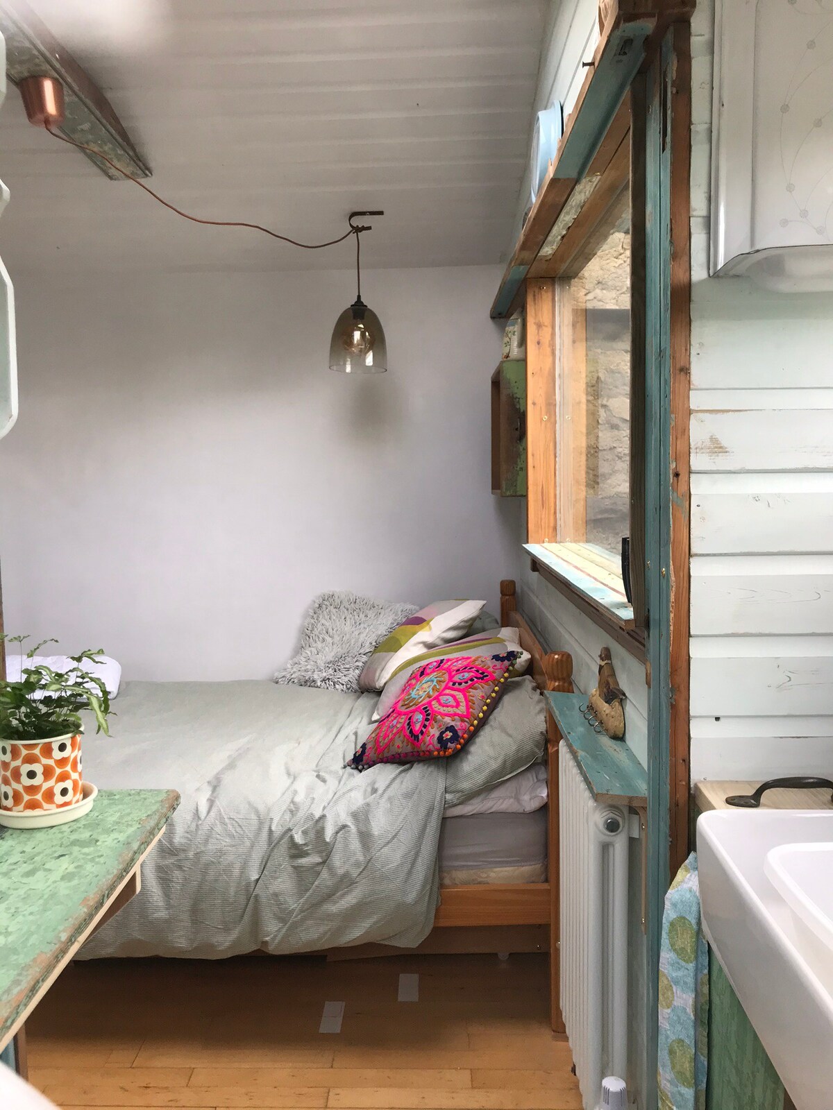 The Art Cabin- quirky, unique, centrally heated