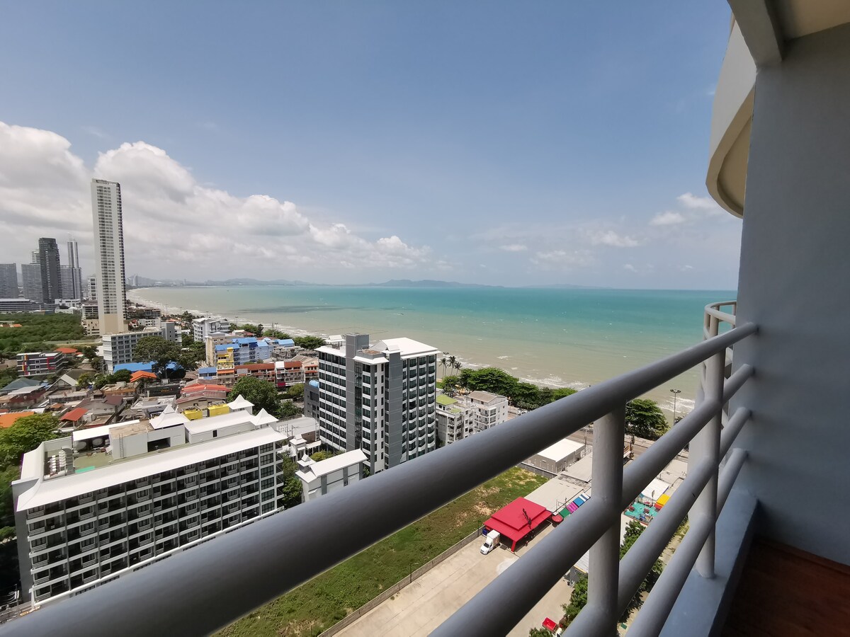 芭堤雅中天海滩绝对一线海景18楼46平米一室一厅可住三人,双向公交车路线内