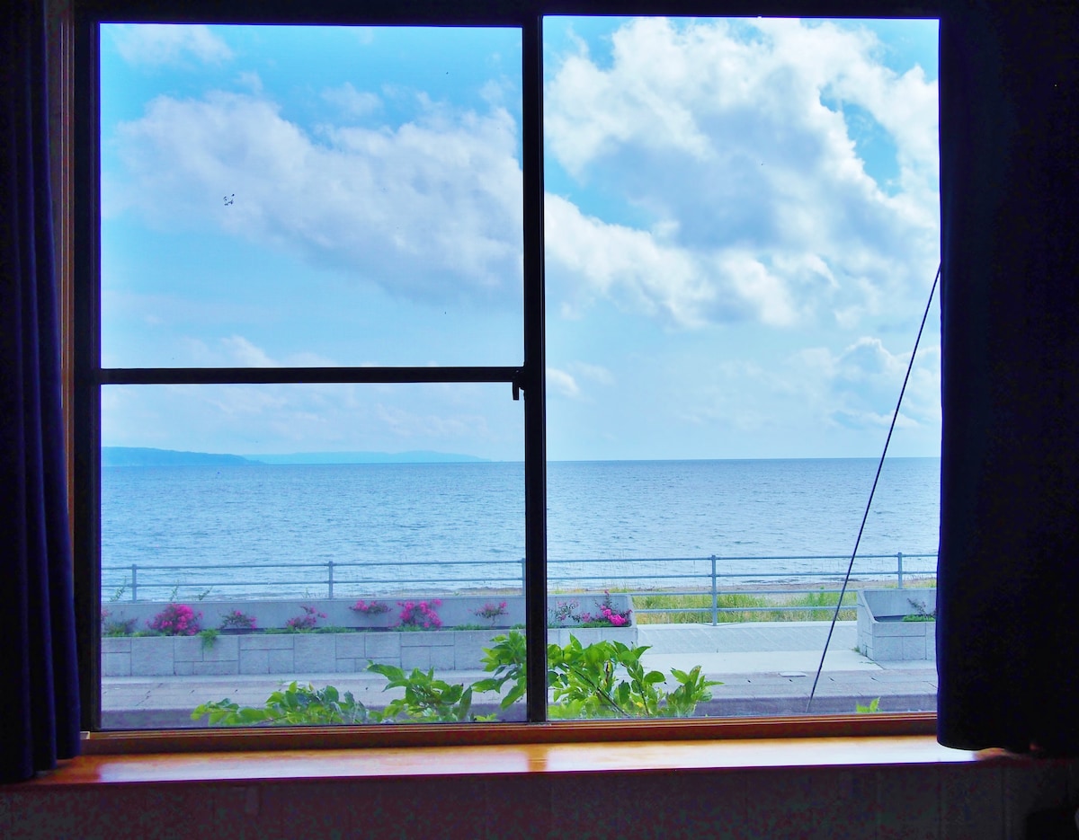 距离佐豆海滩（ Sado Beach ） 10分钟车程1位房客仅可欣赏海景海滩边房屋木质露台