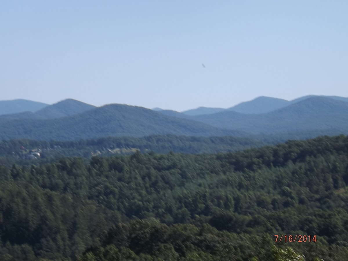 Mary King Mountain Log Cabin公寓，带热水浴缸