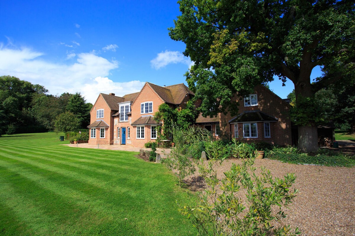 Large country home in Henley - pool and hot tub