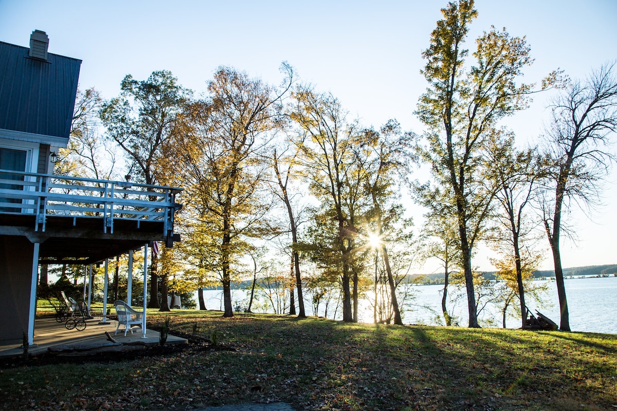 Rockcastle Lakefront Retreat