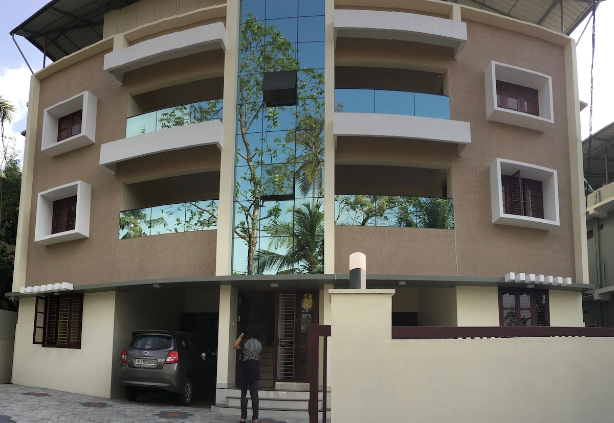 Athrakkattu Enclave Deluxe 3 Bedroom AC Apt for 6