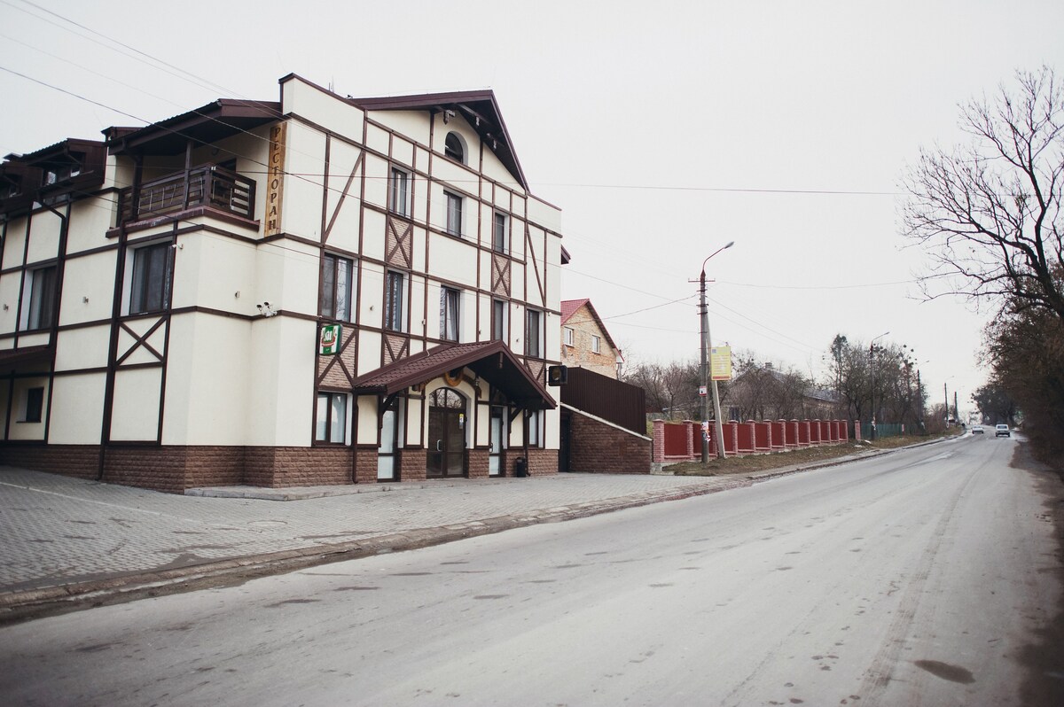 戈尔登波科娃酒店