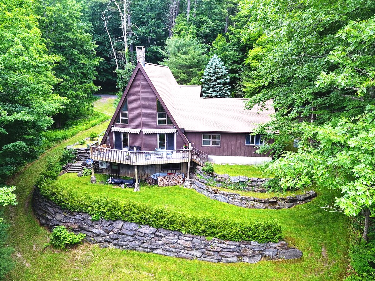 Spacious & Private A-Frame Chalet near Tanglewood