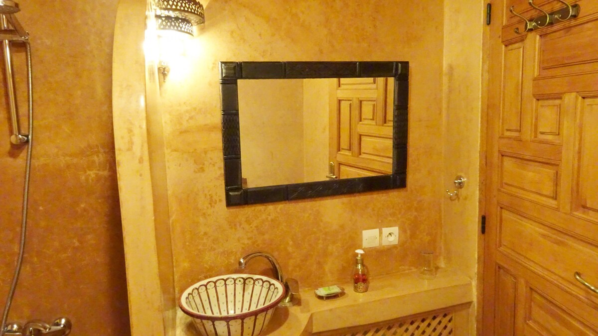 Riad traditionnel dans la médina: chambre quadruple