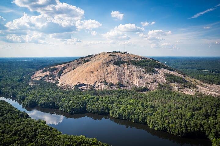 smje08taji koje nudi stone mountain