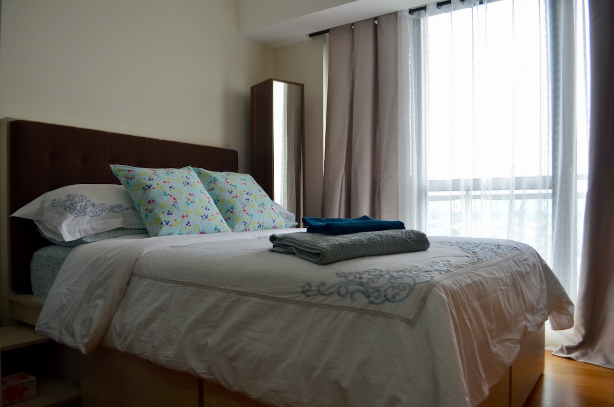 马卡蒂（ Makati ）附近干净舒适的Livingstone 1卧室公寓—无线网络