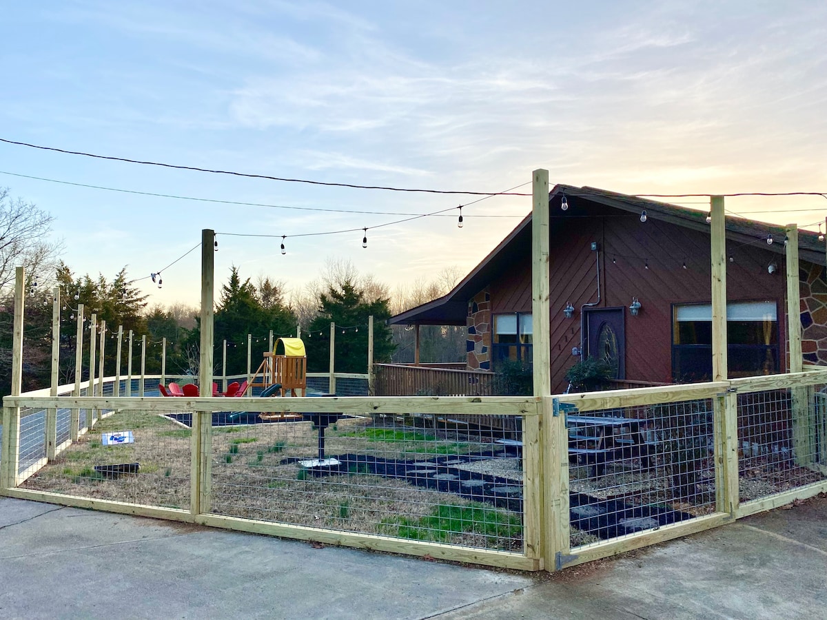 FullyFencedYard/SwingSet/HotTub/Pets&KidsFriendly