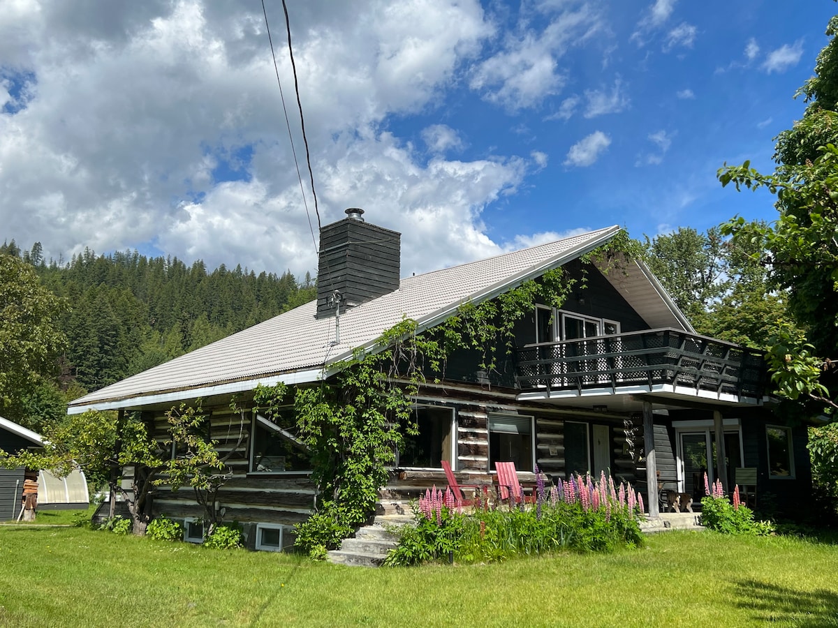 Kootenay湖上舒适小木屋