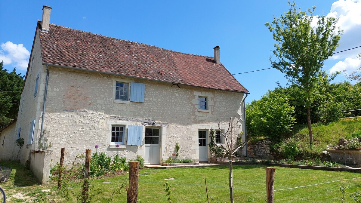 Antre ouvert dans un hameau fleuri.