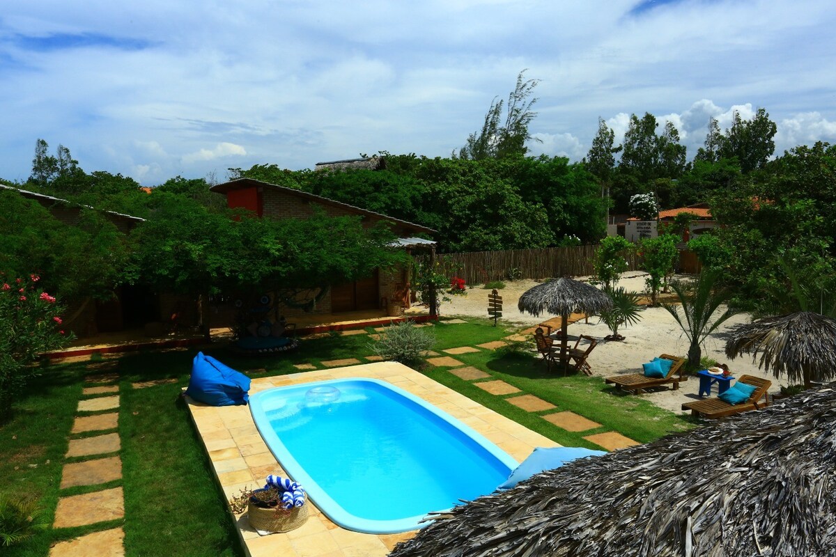 VILA CASTANHEIRAS-CHALÉ PEANUT -泳池和露台。