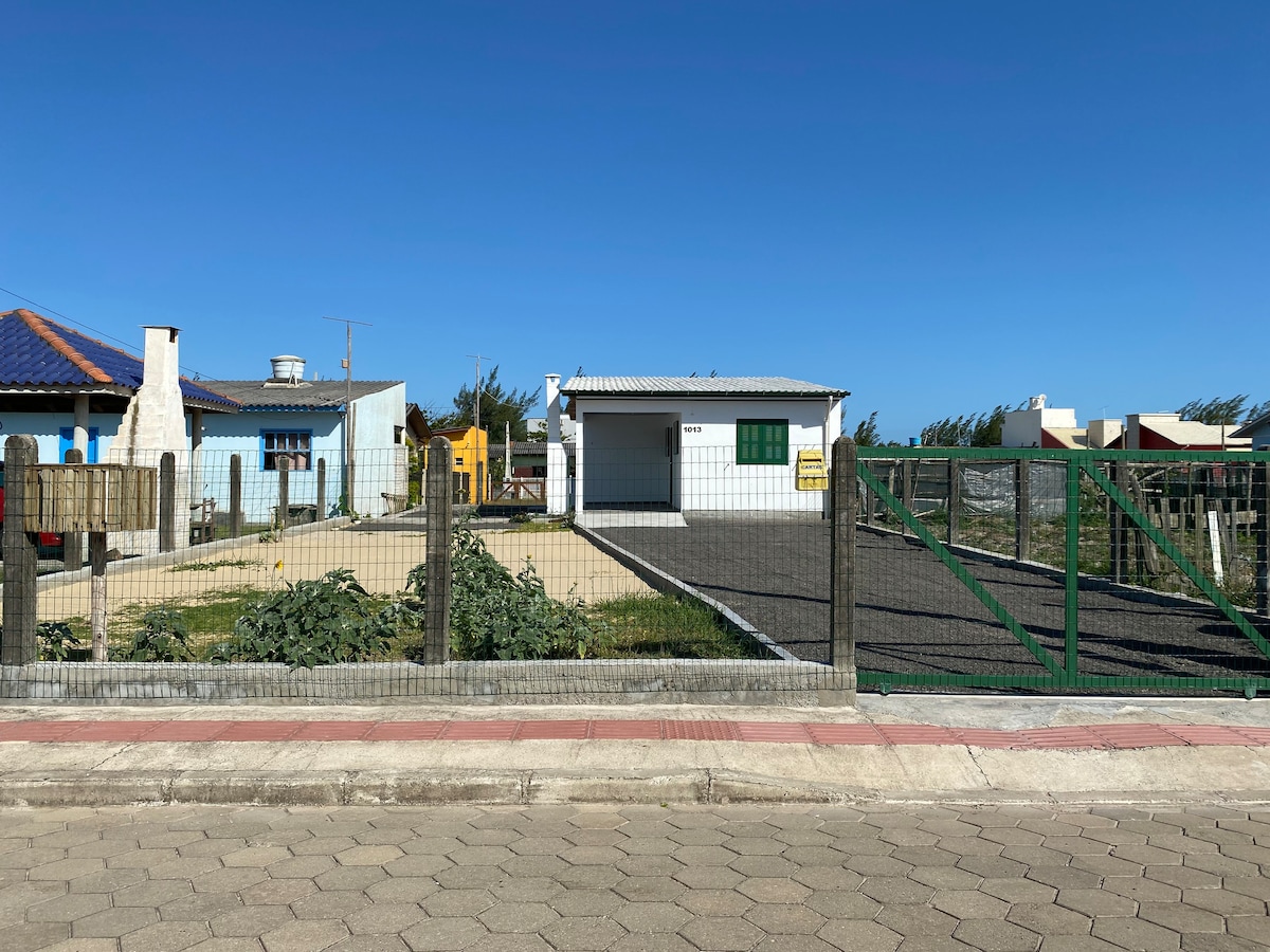 Casa com pátio a 200 m do mar em Balneário Gaivota