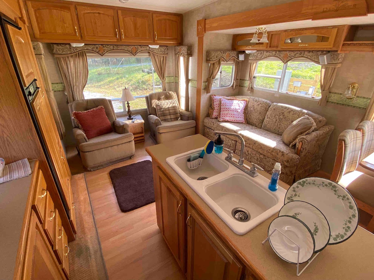 Cozy 1 bedroom camper in a field.