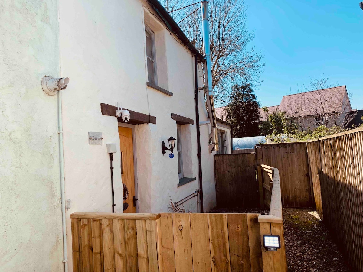 Quirky cottage with log burner- instant book