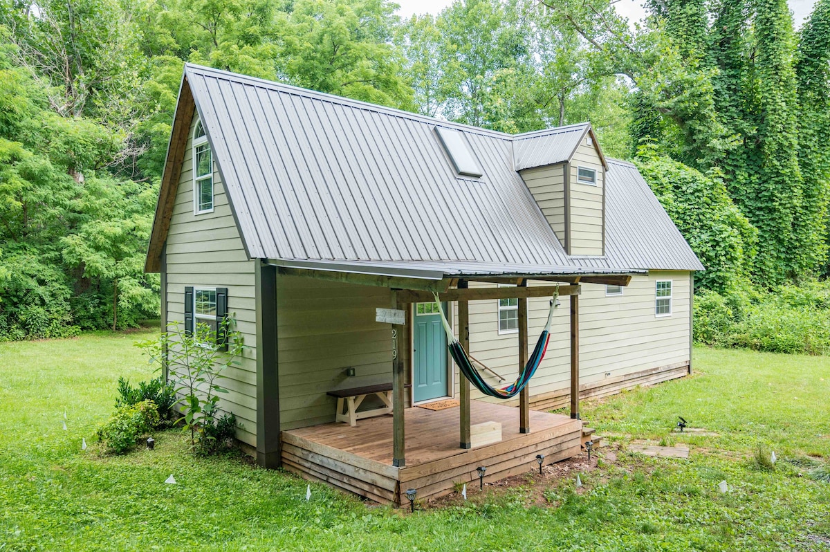 3mi to Liberty, Unique Cabin in City Center