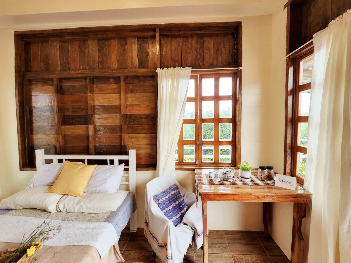 质朴舒适的卧室，可欣赏农场和山景