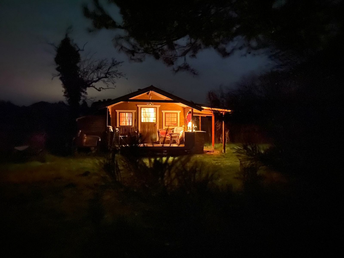 野花草地上的花园小屋