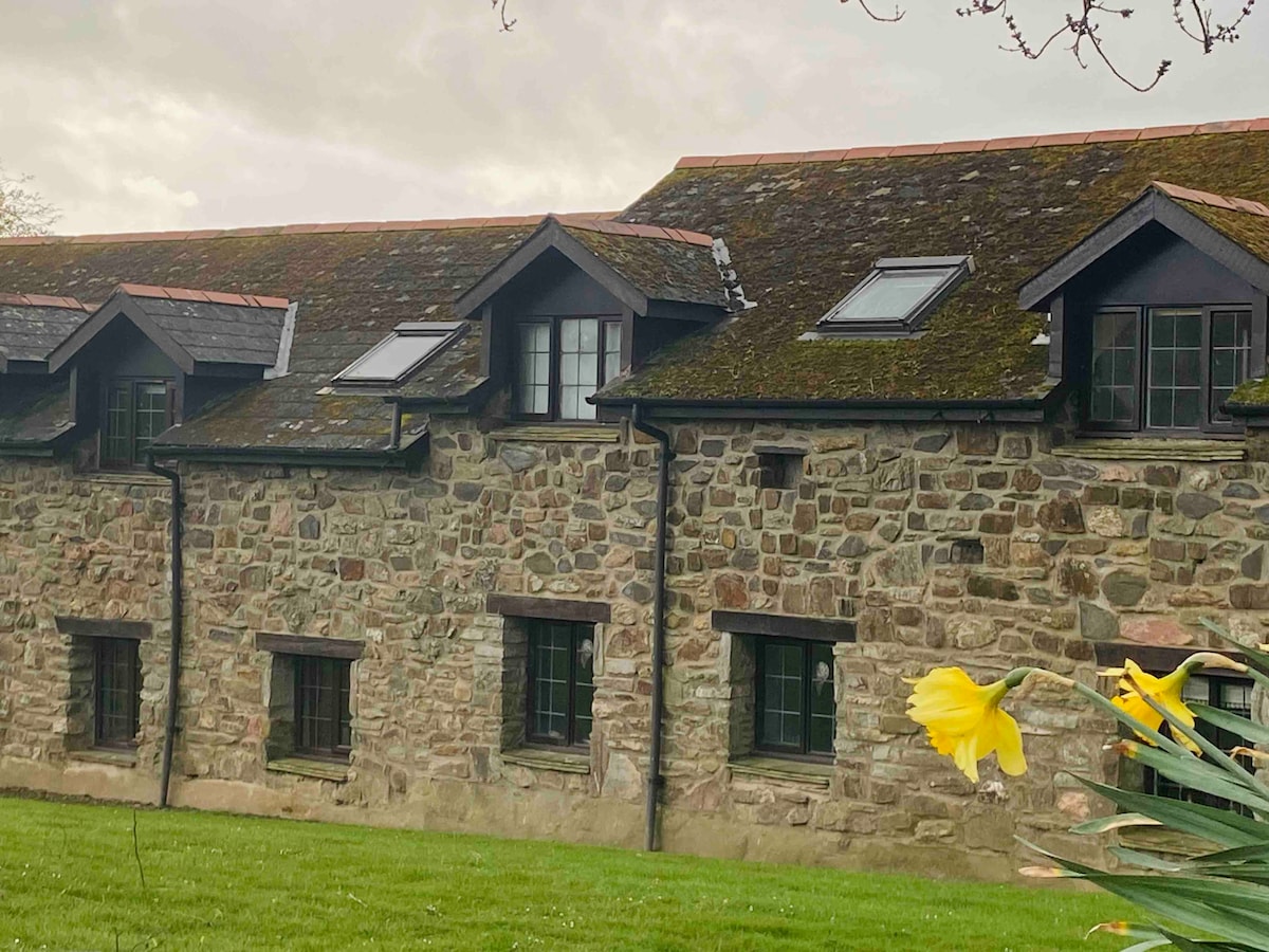 Ivory Cottage, stone barn near the beach