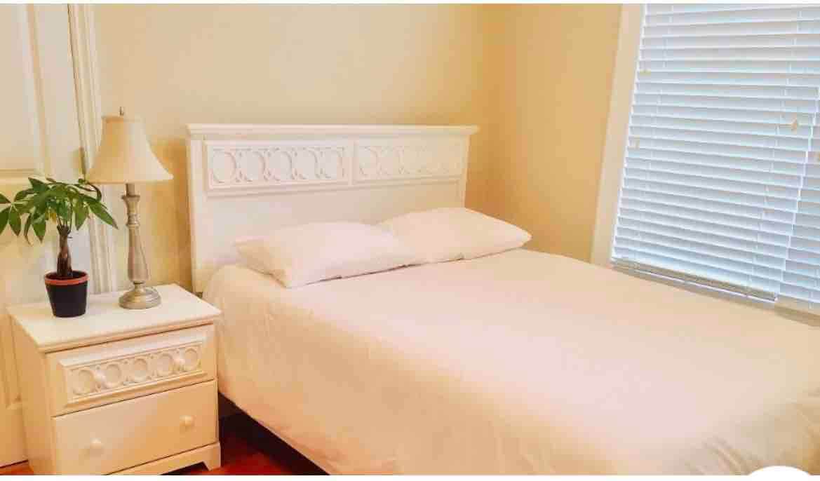 (2) Troy Home带标准双人床的独立房间