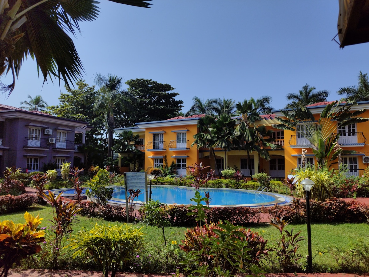 Colva Palm Escape: Spacious 2BHK, Pool View