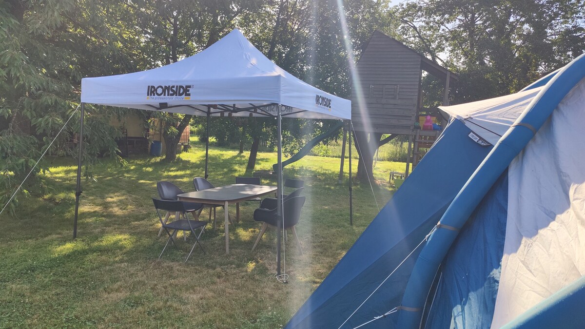 Uitgeruste tent in grote tuin nabij Werchter