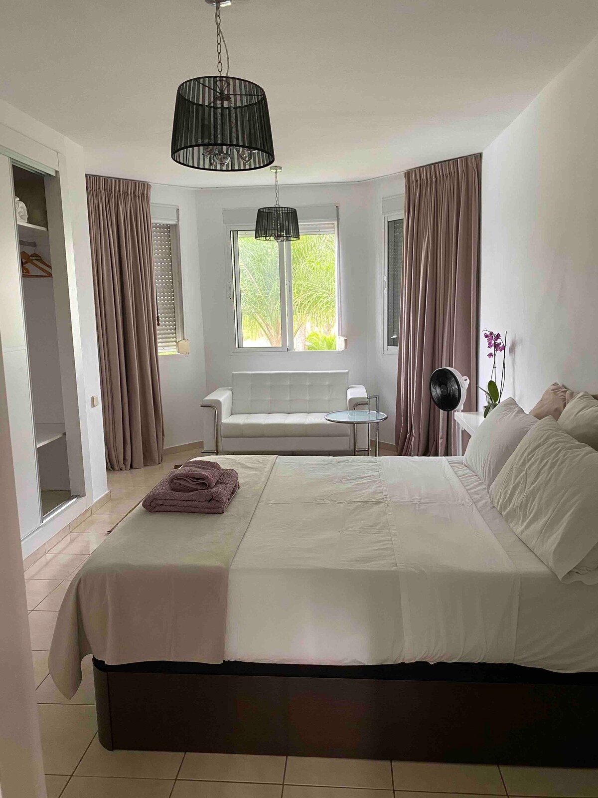Spacious& light private room with ensuite bathroom