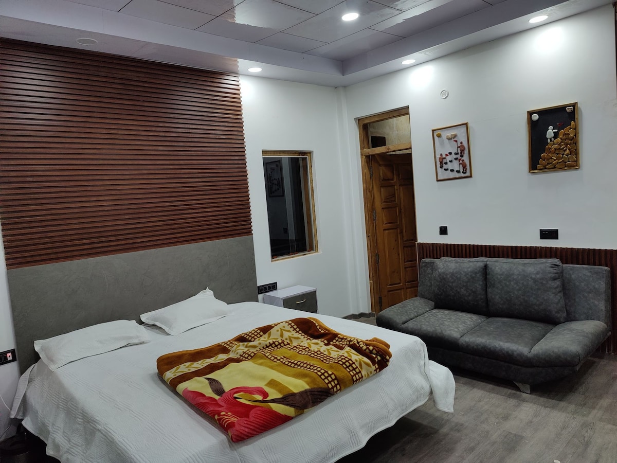 Luxury cottages in Raithal