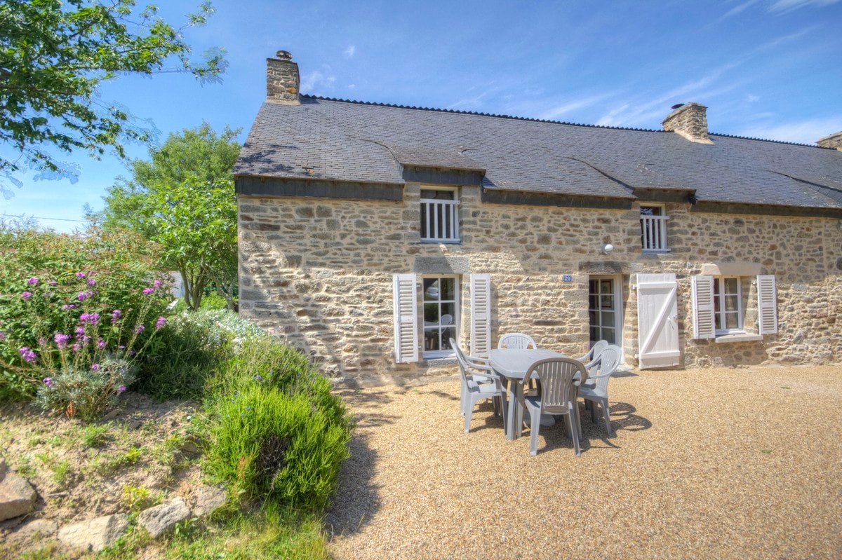 Typical Brittany Cottage in le Bas Limur