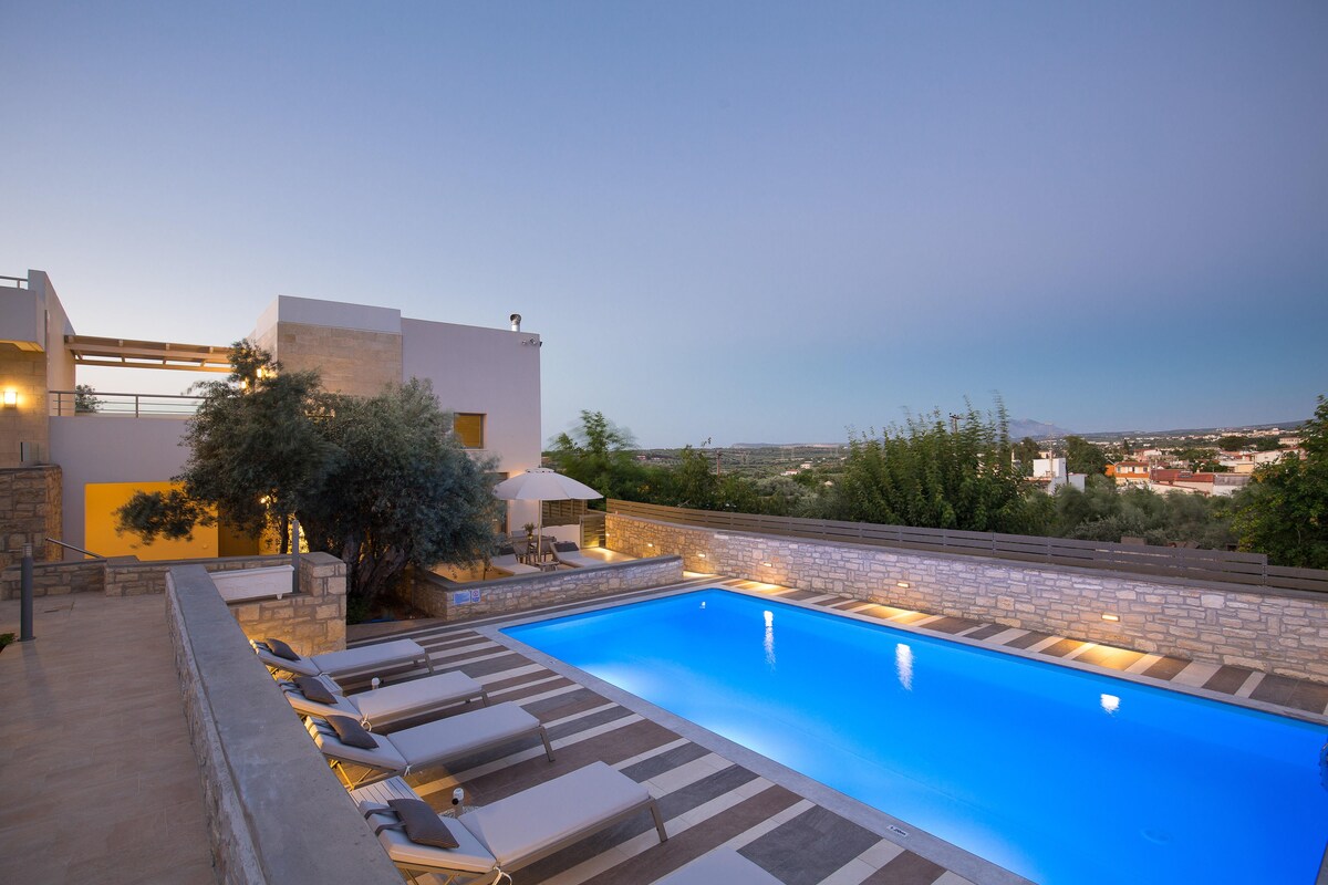 Luxury 2 Bedroom Villa shared pool 2km from Beach