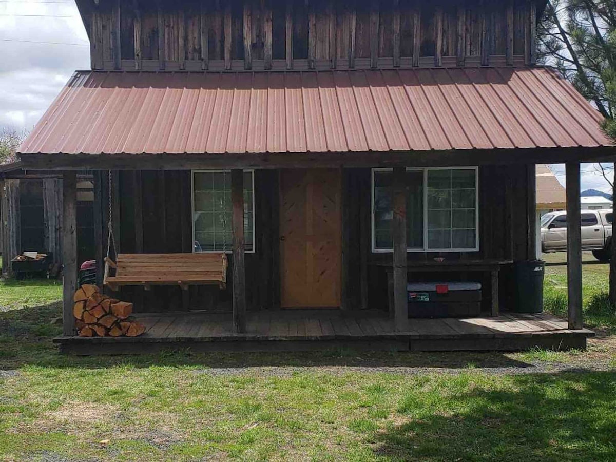 Rustic vacation cabin in beautiful Weippe Idaho