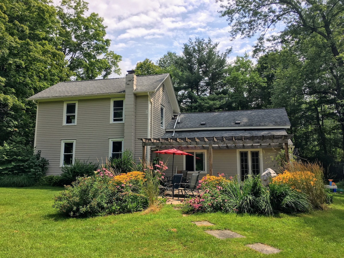 Spacious 8-10 person House in Brooktondale